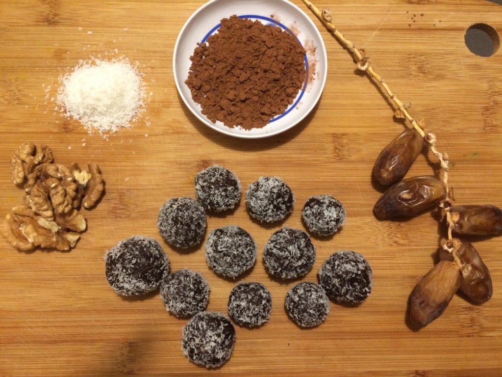 Boules d'énergie noix, chocolat, coco